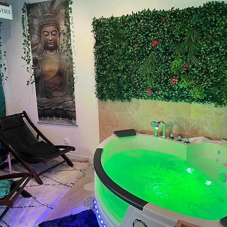 Maison Prestige Le Donjon Des Plaisirs Jacuzzi Montluel المظهر الخارجي الصورة