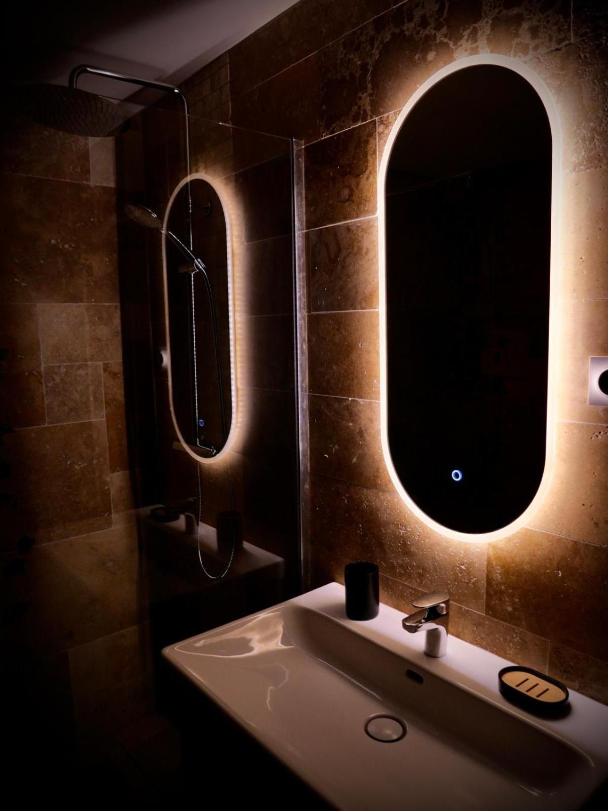 Maison Prestige Le Donjon Des Plaisirs Jacuzzi Montluel المظهر الخارجي الصورة