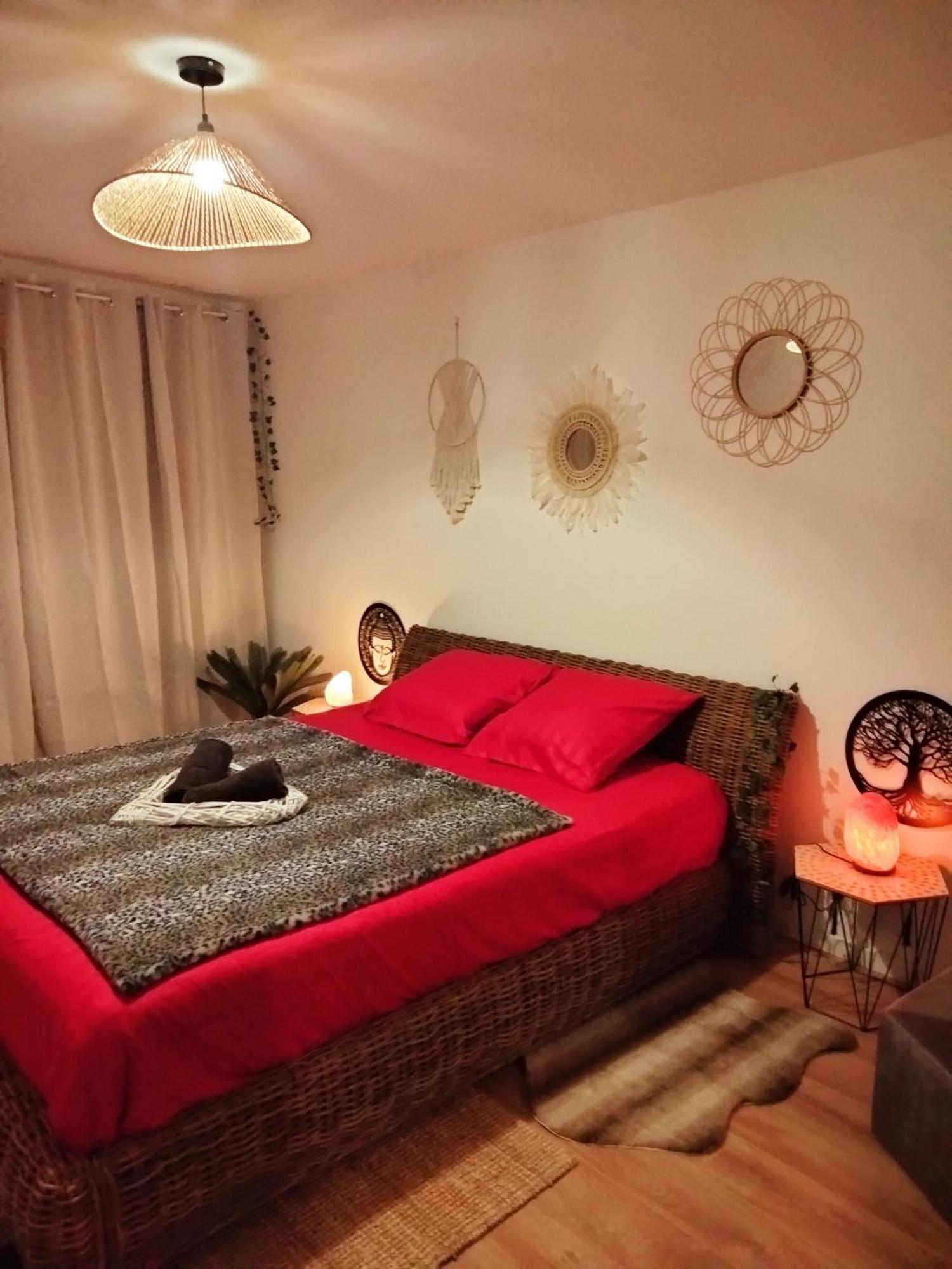 Maison Prestige Le Donjon Des Plaisirs Jacuzzi Montluel المظهر الخارجي الصورة
