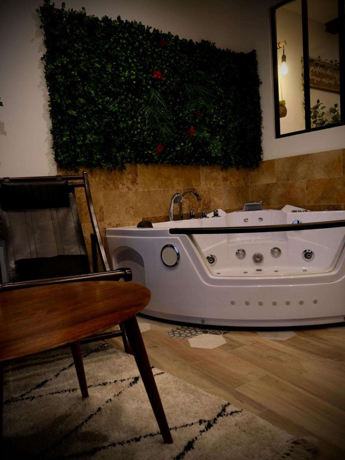 Maison Prestige Le Donjon Des Plaisirs Jacuzzi Montluel المظهر الخارجي الصورة