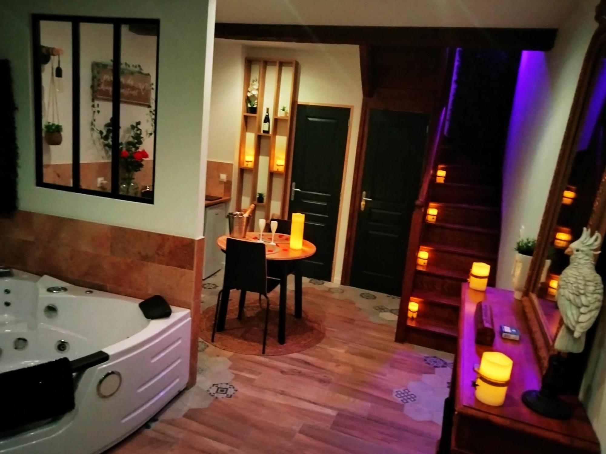 Maison Prestige Le Donjon Des Plaisirs Jacuzzi Montluel المظهر الخارجي الصورة