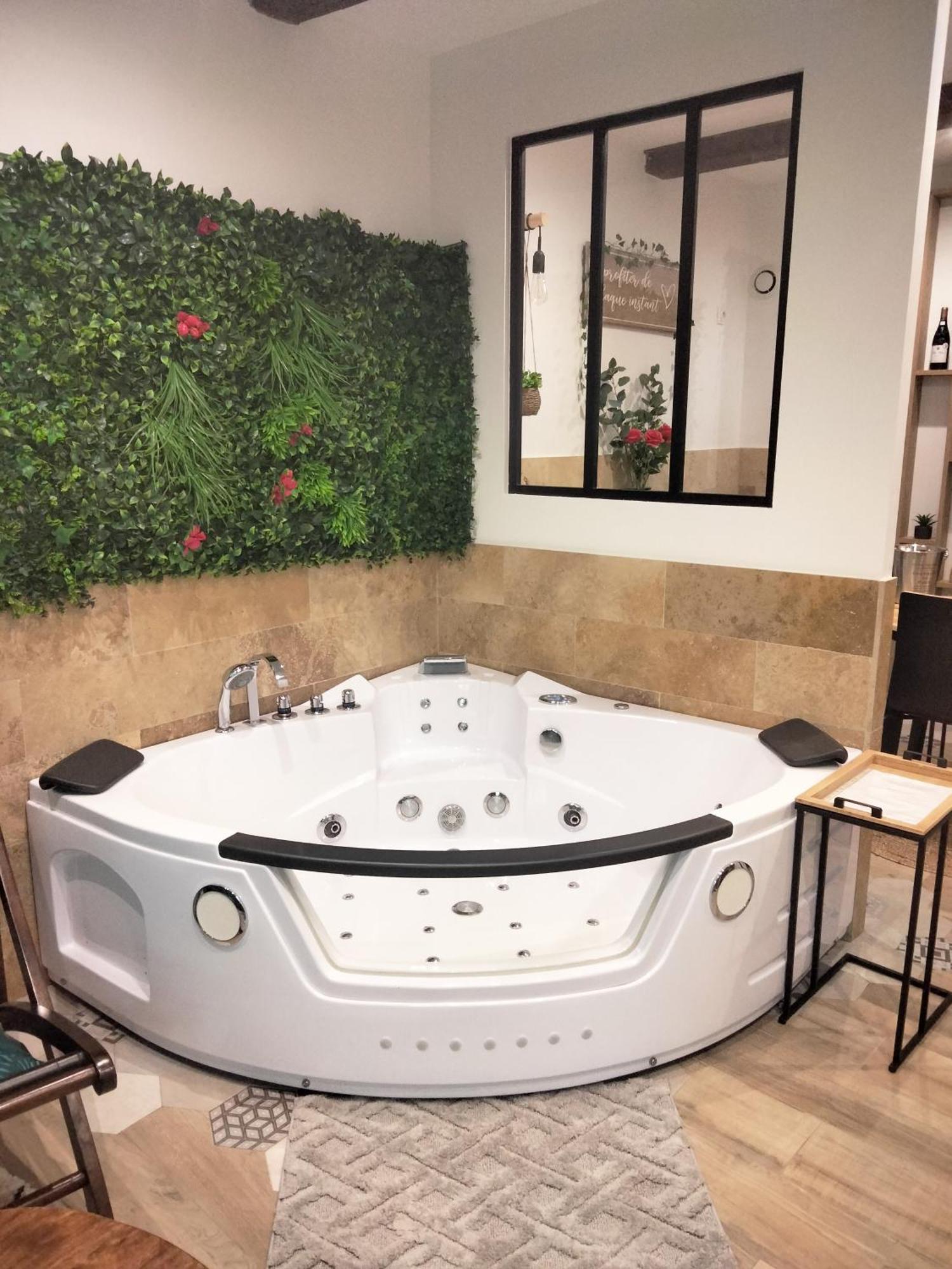 Maison Prestige Le Donjon Des Plaisirs Jacuzzi Montluel المظهر الخارجي الصورة