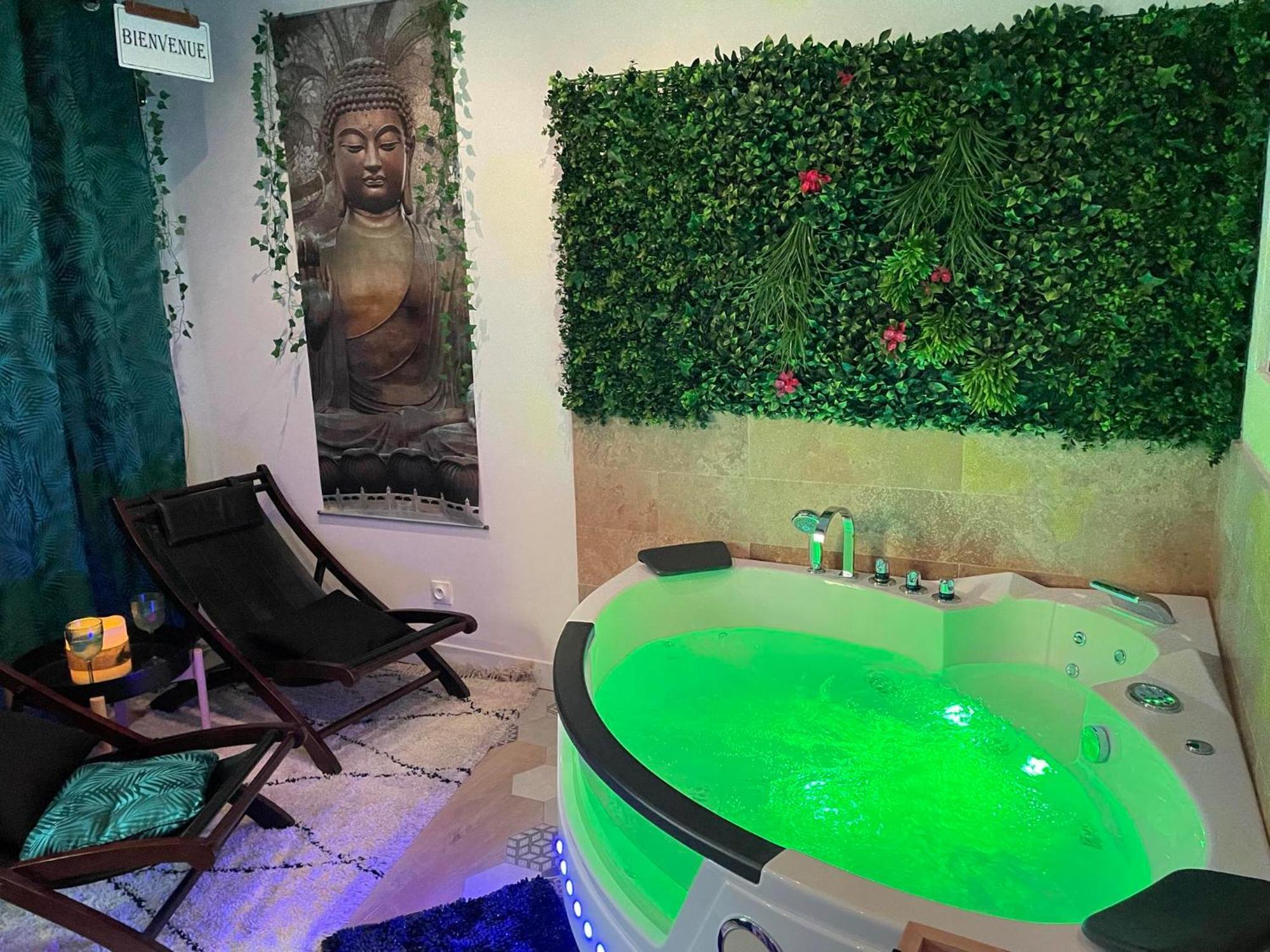 Maison Prestige Le Donjon Des Plaisirs Jacuzzi Montluel المظهر الخارجي الصورة